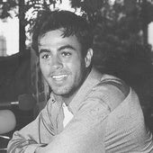 Del enfrentamiento con su padre a su negativa a casarse: los 50 años de Enrique Iglesias