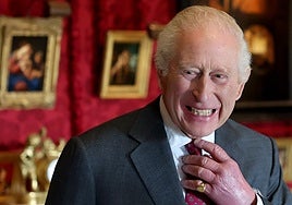 Carlos III y sus manías diarias: del aceite de baño a su inodoro portatil