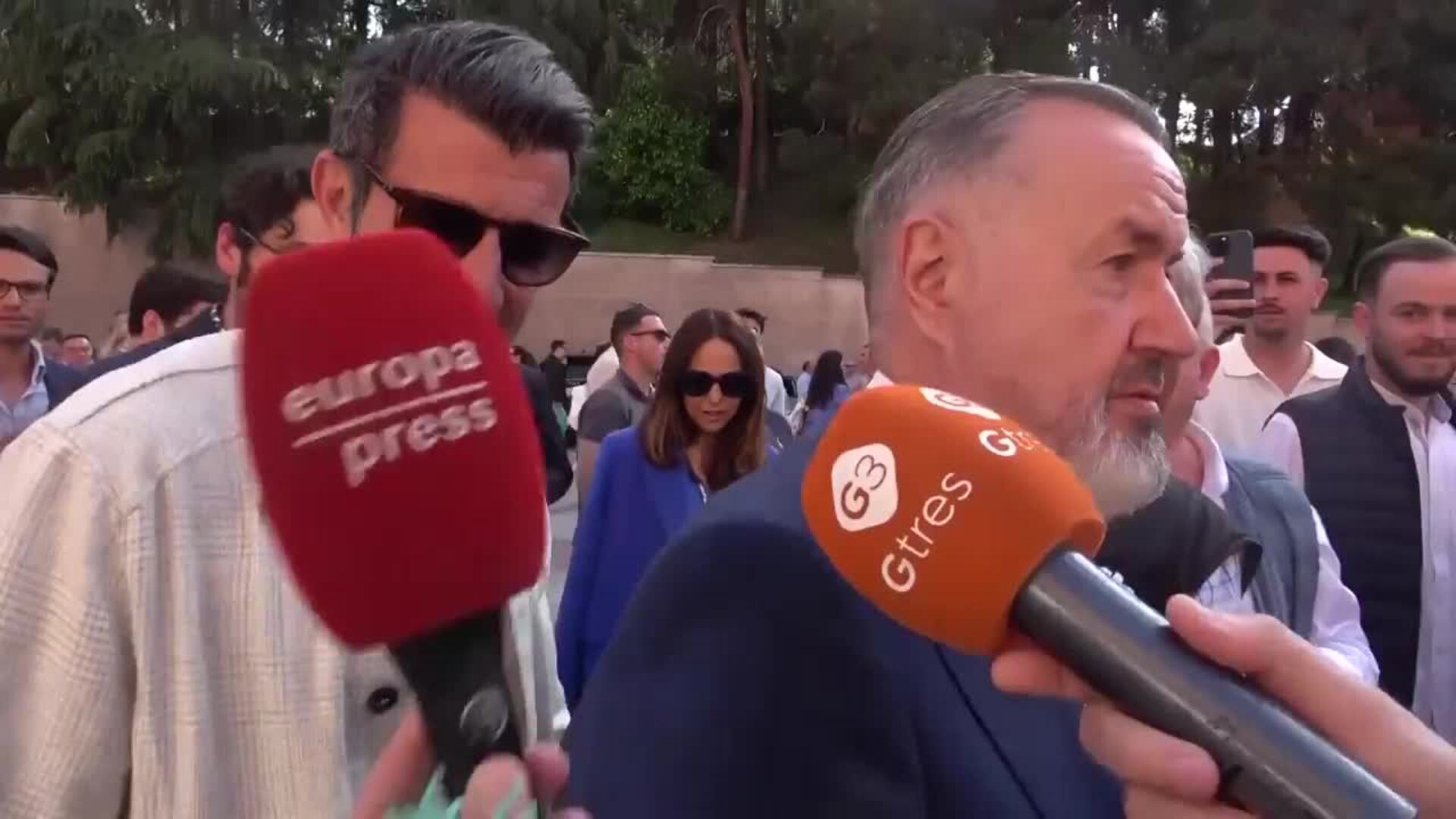 Luis Figo, molesto al preguntarle por su supuesta crisis con Helen Svedin