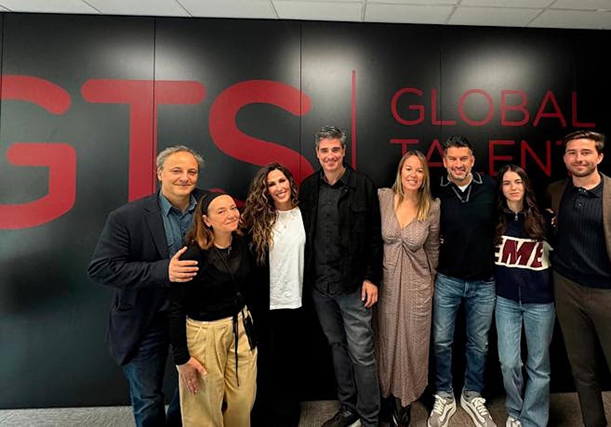 Malú, junto al parte del equipo de GTS