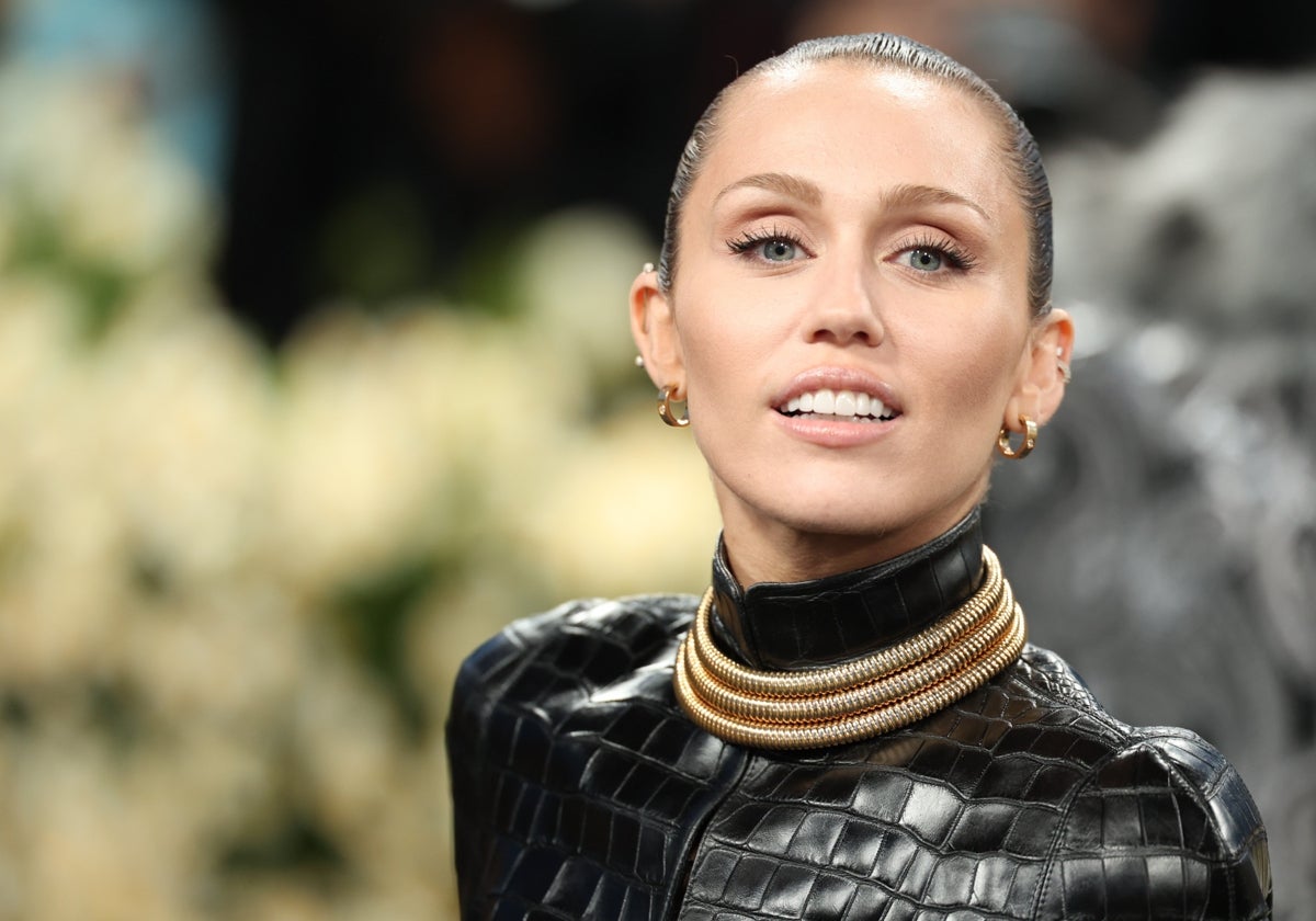 Miley Cyrus se sincera tras cinco años sin beber alcohol: «La sobriedad es como mi dios»
