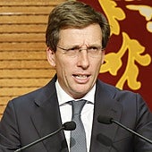 Almeida recibe un simpático regalo que nunca querrá que se ponga su bebé