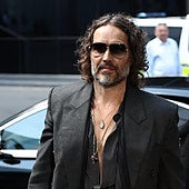 Russell Brand se declara inocente de violación y agresión sexual