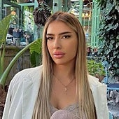 Muere una influencer tras quitarse el arnés de seguridad en pleno vuelo de parapente