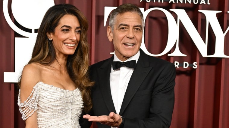George Clooney, junto a Amal en la alfombra roja de los Tony.