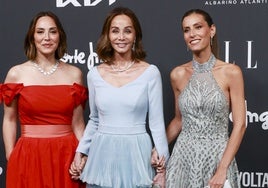 Isabel Preysler reaparece tras la muerte de Vargas Llosa junto a sus hijas... y sin nada que decir del escritor