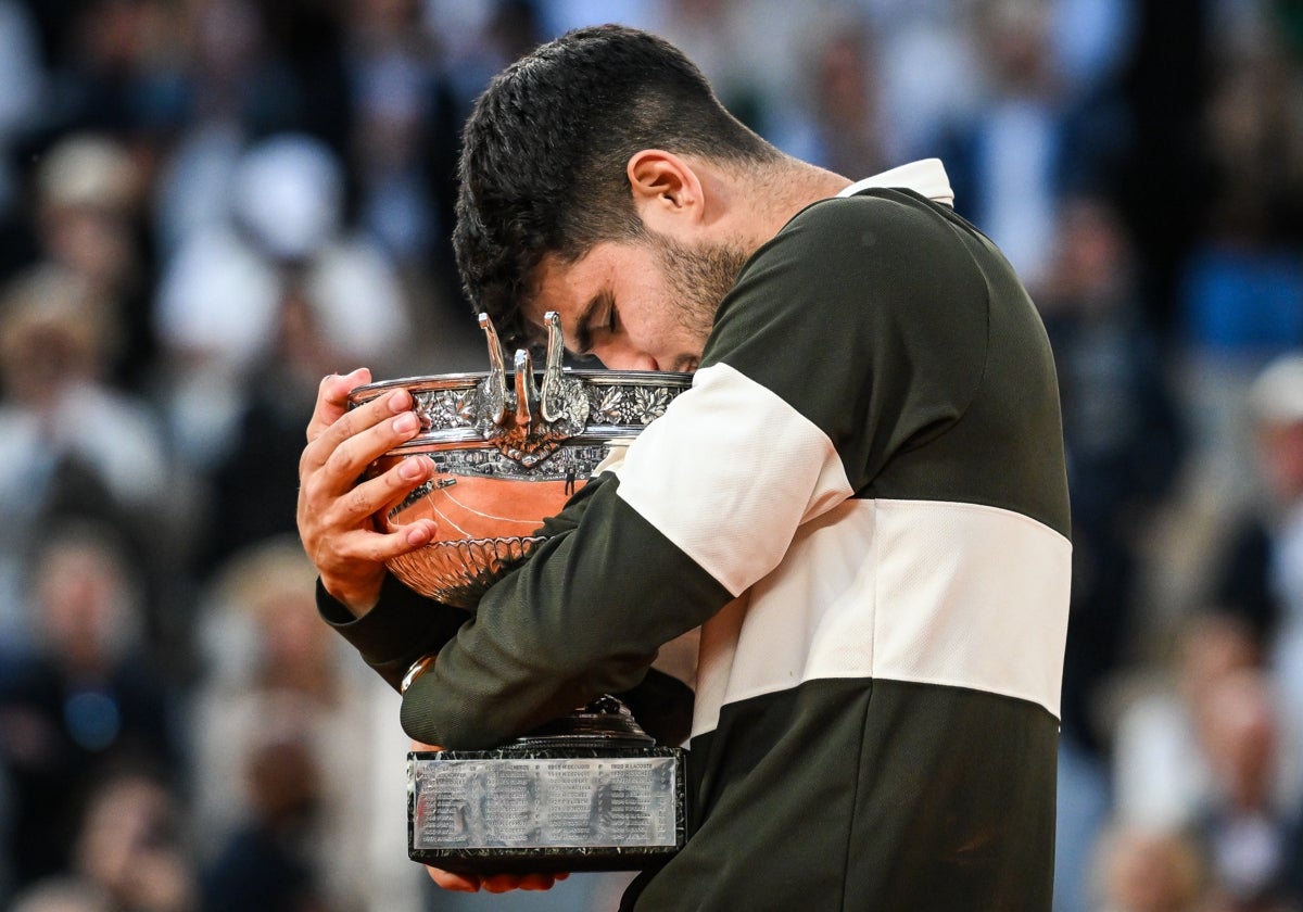 Carlos Alcaraz abraza su trofeo de Roland Garros.