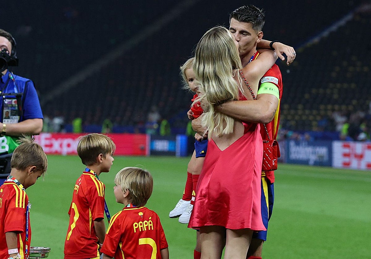 Álvaro Morata y Alice Campello se besan tras un partido de España y en presencia de sus hijos