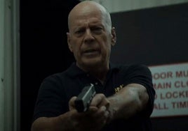 Dictándole los diálogos por un pinganillo: los trucos que utilizó Bruce Willis para ocultar su enfermedad