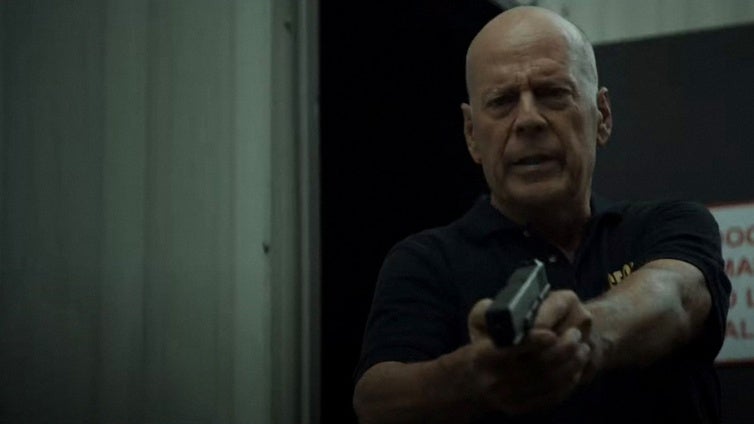 Dictándole los diálogos por un pinganillo: los trucos que utilizó Bruce Willis para ocultar su enfermedad