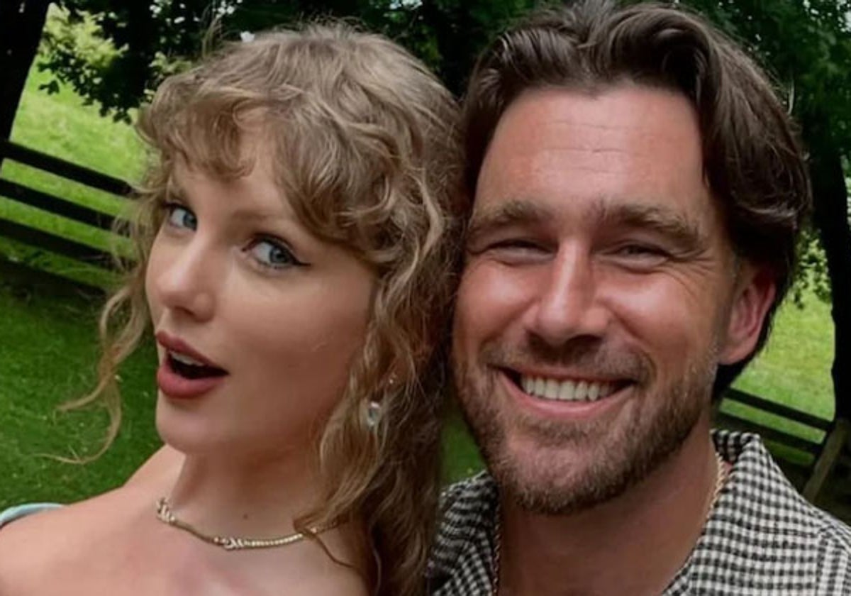 Taylor Swift y Travis Kelce, en una imagen de las redes sociales.