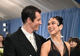 Dua Lipa confirma su compromiso con Callum Turner y desvela cuándo planean su boda