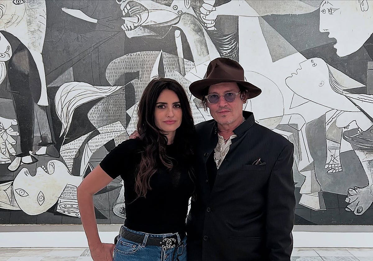 Penélope Cruz y Johnny Depp en el Museo Reina Sofía