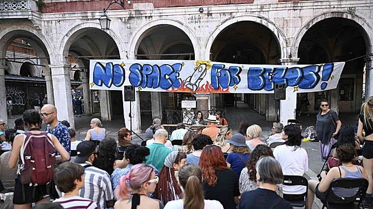 Fuertes protestas en Venecia por la boda de Jeff Bezos: «Impediremos el acceso con botes y barcas»