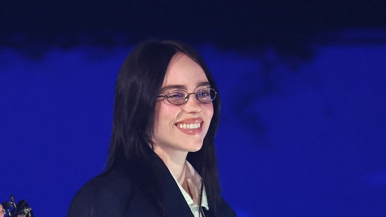 Billie Eilish, a la luz de la luna en una playa de Barcelona