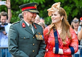 La Princesa Amalia reaparece con el brazo en cabestrillo tras su ingreso