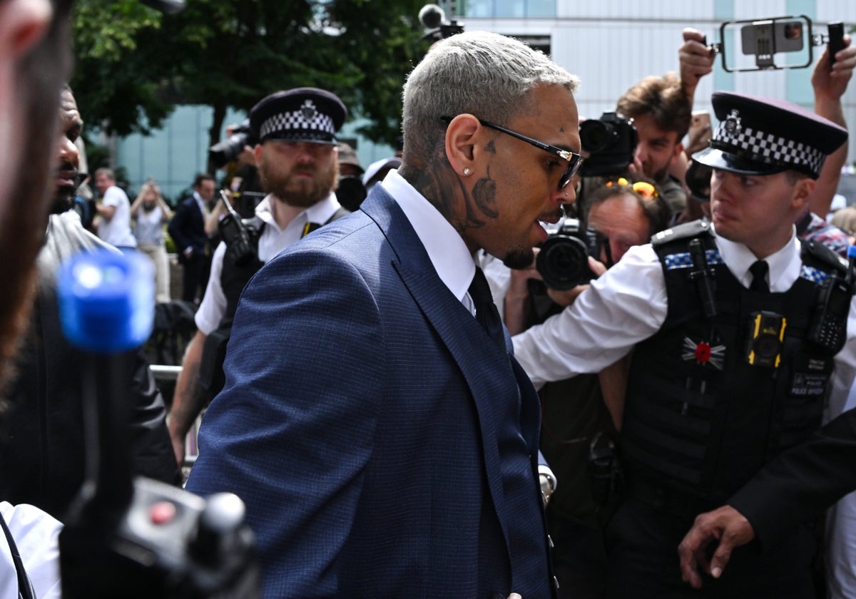 Chris Brown, a su llegada al juicio en Londres.