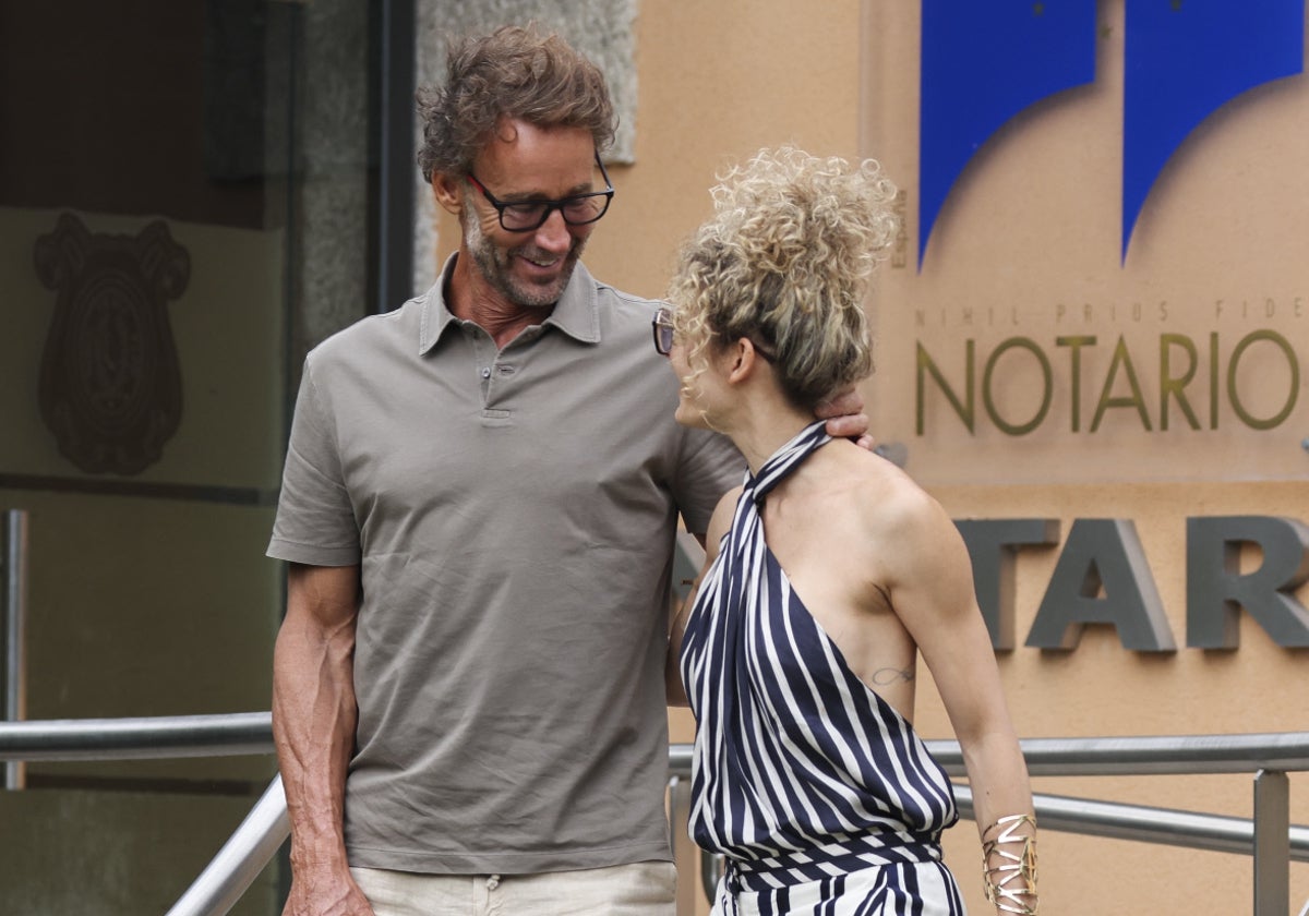 Álvaro Muñoz Escassi y Sheila Casas, a la salida del notario.