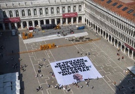 Greenpeace despliega una pancarta en Venecia contra la boda de Jeff Bezos: «Si puedes alquilarla, puedes pagar más impuestos»