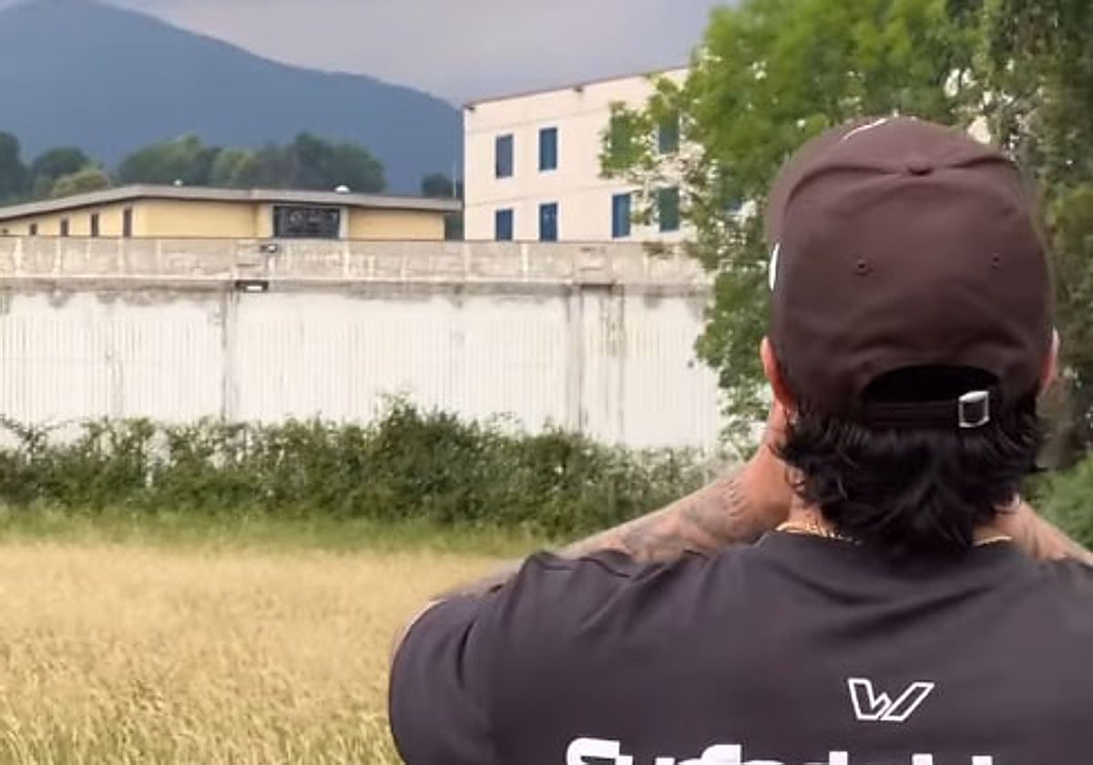 Carlo Costanzia, frente a la cárcel donde está su hermano Pietro.