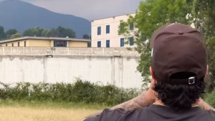 Carlo Costanzia (junto a Alejandra Rubio), a gritos frente a la cárcel donde está su hermano: «¡Siempre luchamos hasta el final!»