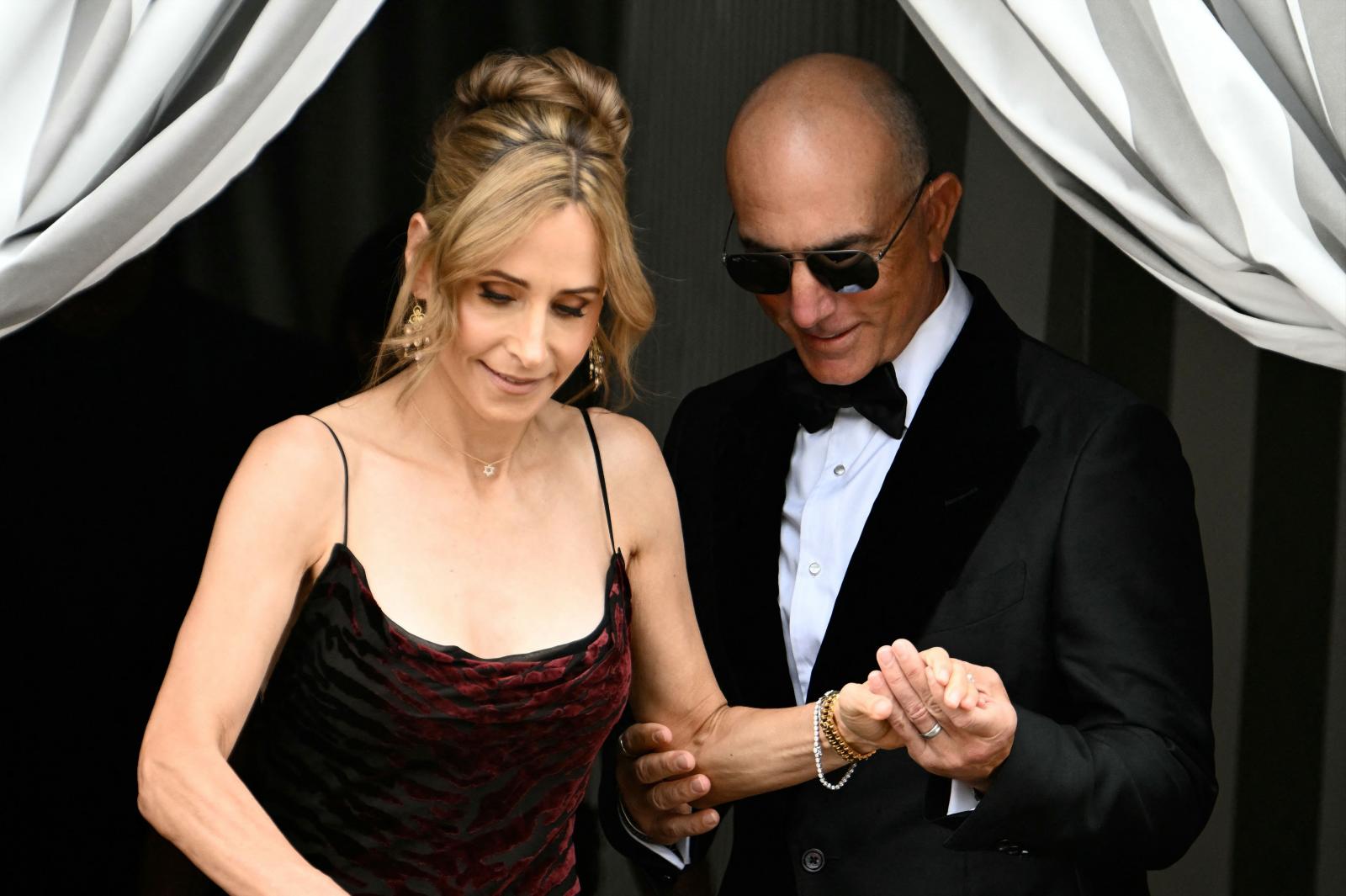 Lisa Bezos y Mark Bezos, hermanastro del fundador de Amazon, salen del hotel Aman el día de la boda de Jeff Bezos con Lauren Sánchez en Venecia.