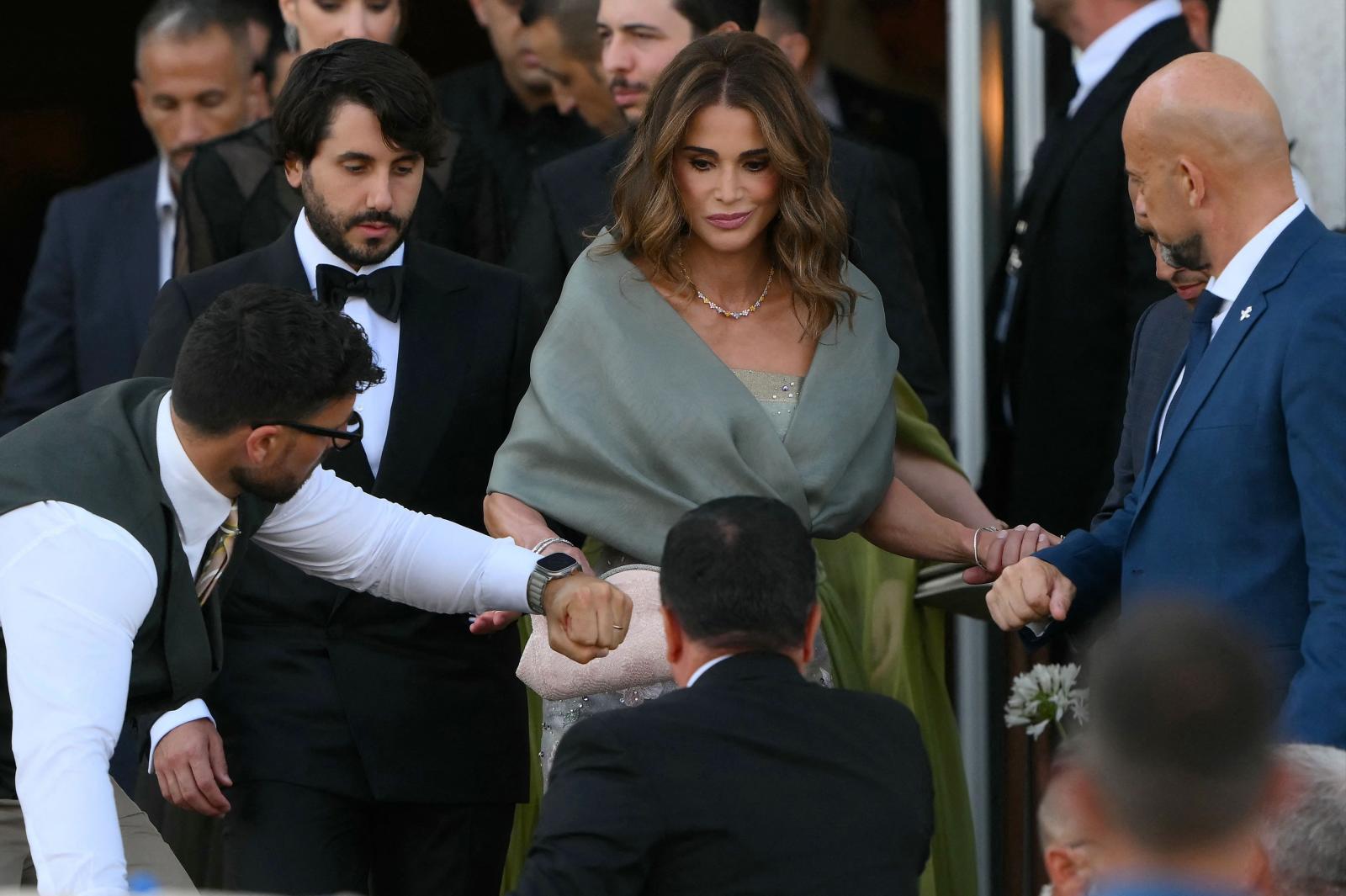 La reina Rania de Jordania abandona el hotel St Regis el día de la boda del fundador de Amazon.