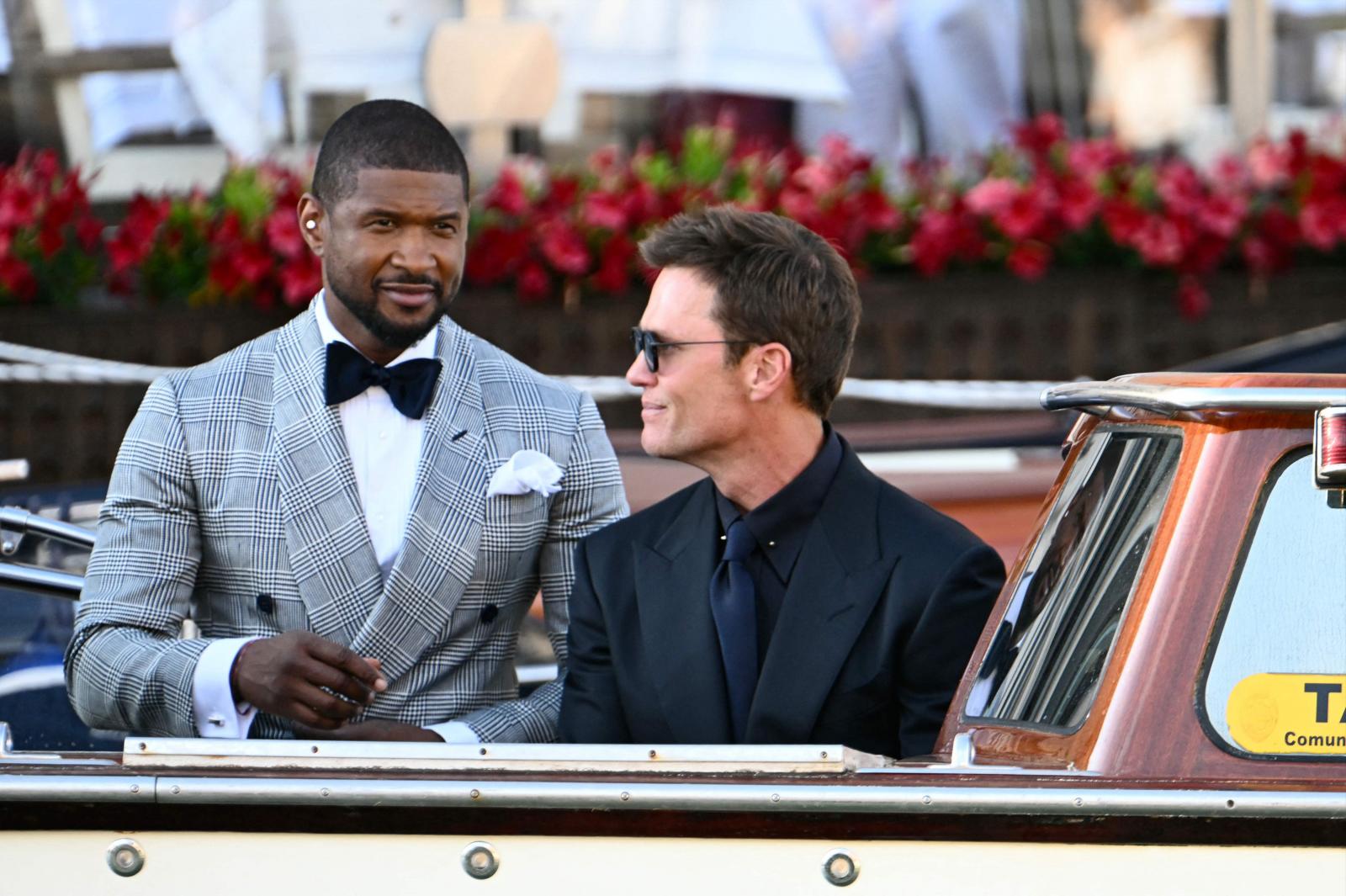 El cantante estadounidense Usher y el jugador de fútbol americano Tom Brady abandonan el hotel Gritti Palace el día de la boda del fundador de Amazon, Jeff Bezos, con Lauren Sanchez.
