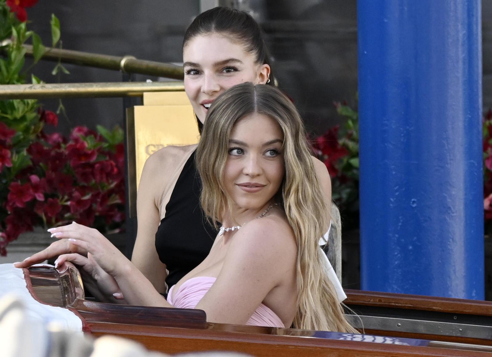 La actriz estadounidense Sydney Sweeney sale de un hotel en Venecia, Italia, el 27 de junio de 2025, en el segundo día de la boda del fundador de Amazon.