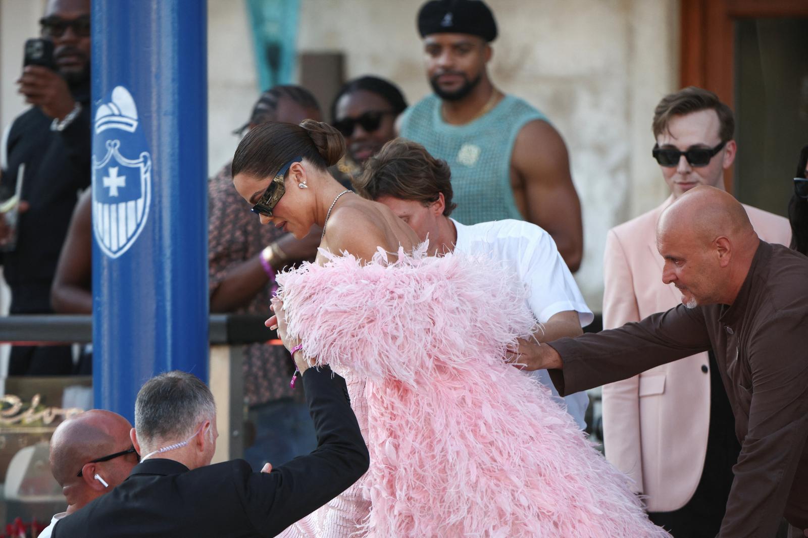 Khloe Kardashian abandona el Palacio de Gritti, en el segundo día de los festejos de la boda del fundador de Amazon