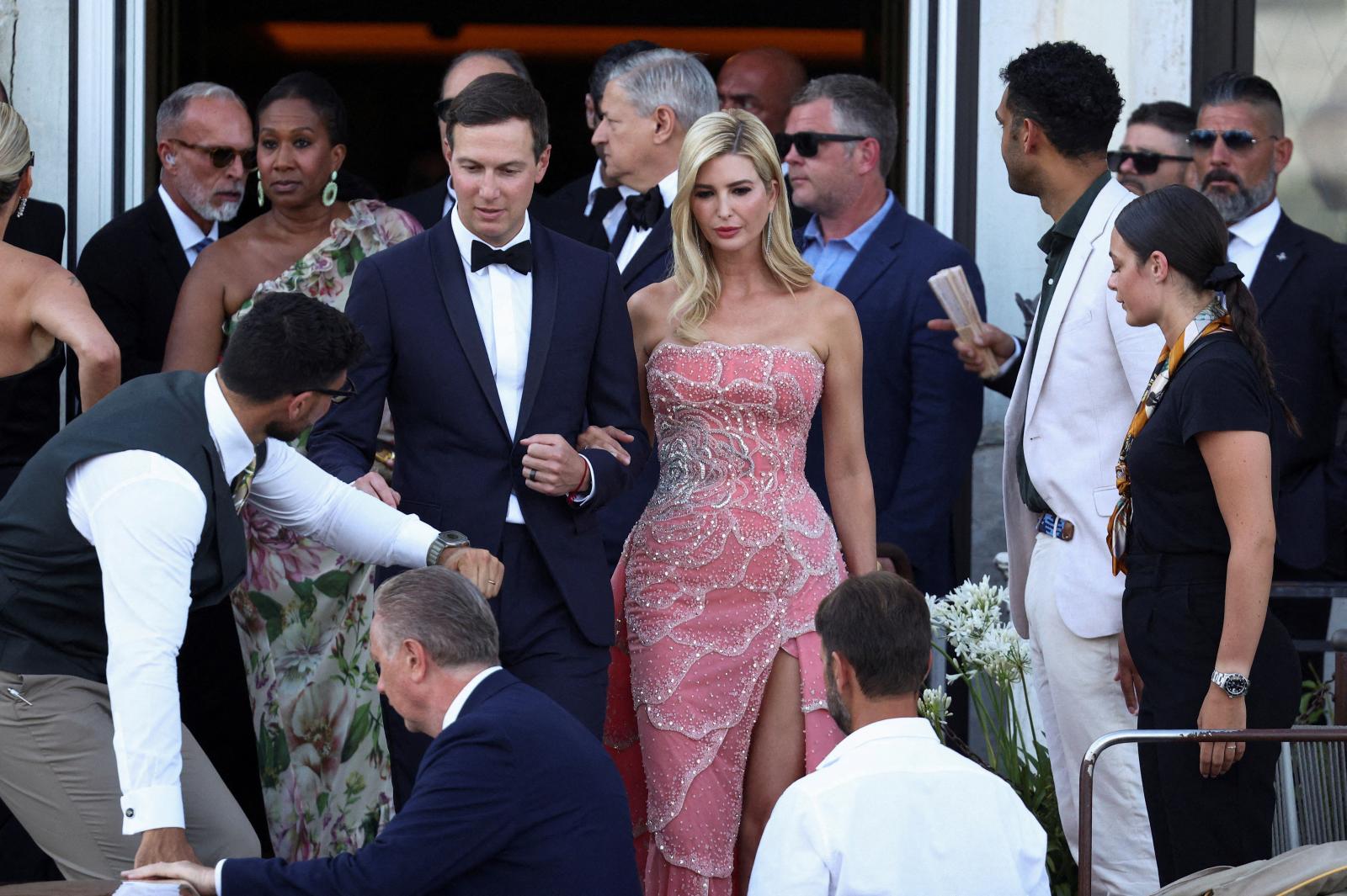 Ivanka Trump y su marido Jared Kushner abandonan el hotel St. Regis, en el segundo día de los festejos de la boda del fundador de Amazon Jeff Bezos y la periodista Lauren Sanchez