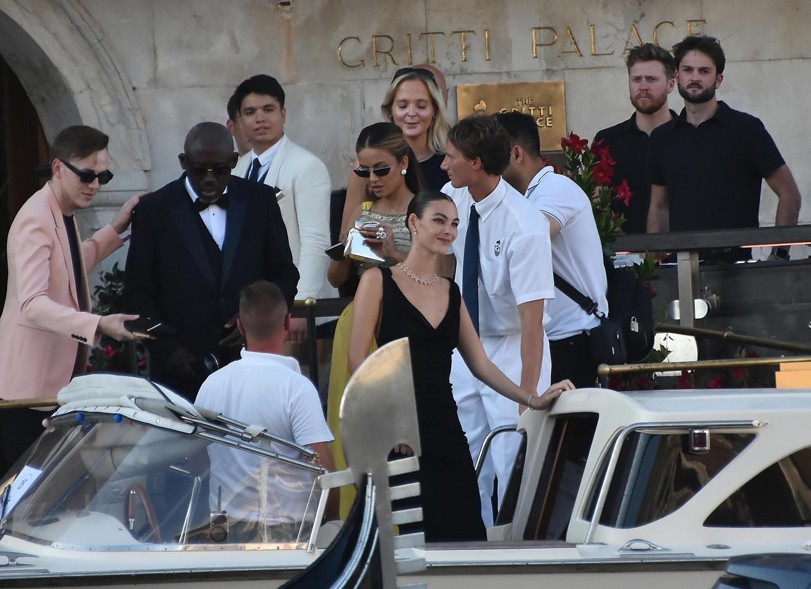 La modelo italiana Vittoria Ceretti embarca desde el muelle del hotel Gritti para llegar a la isla de San Giorgio, en Venecia, Italia, 27 de junio de 2025.