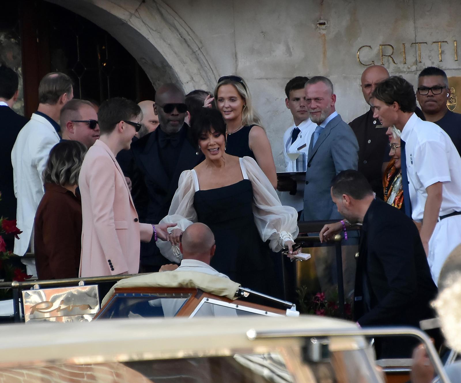 Kris Jenner y Corey Gamble se embarcan en el muelle del hotel Gritti para llegar a la isla de San Giorgio, en Venecia.