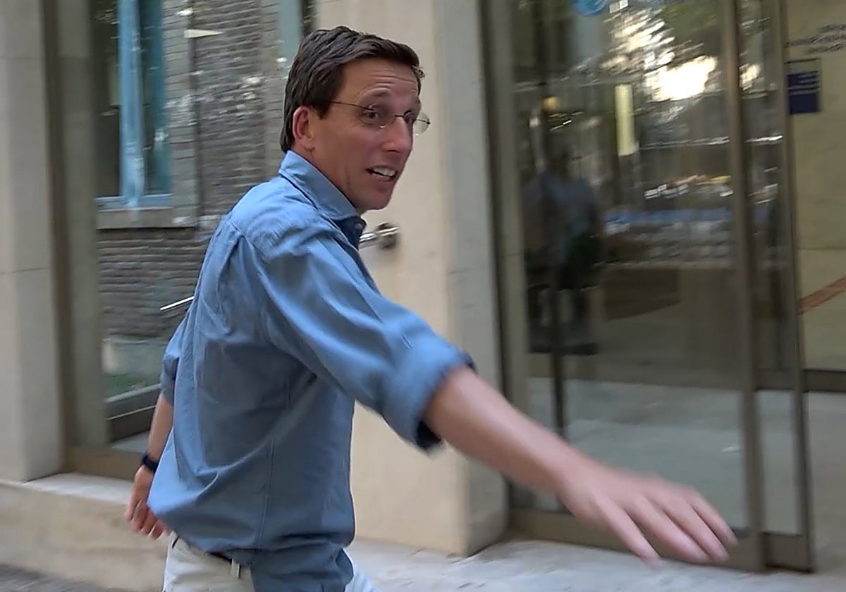 Almeida a la entrada del hospital