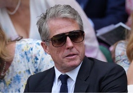 Hugh Grant se duerme en Wimbledon y se vuelve viral... con la Reina Camilla de testigo