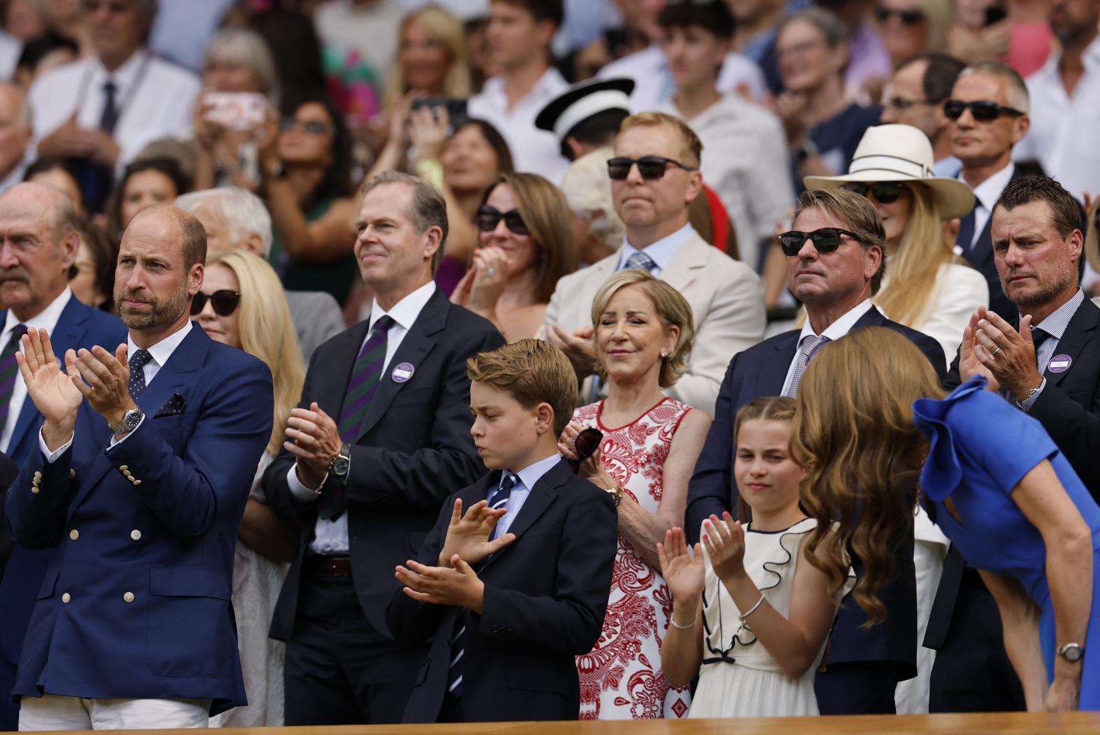 La Princesa Catalina de Gales, el Príncipe Guillermo de Gales, la Princesa Charlotte y el Príncipe George de Gran Bretaña aplauden en el palco