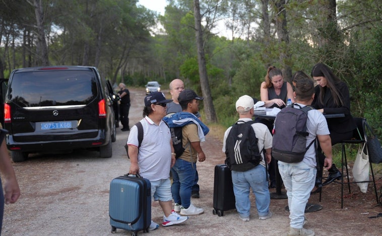 Imagen principal - Personas con acondroplasia a su llegada a la fiesta, Quevedo y Marta Díaz.