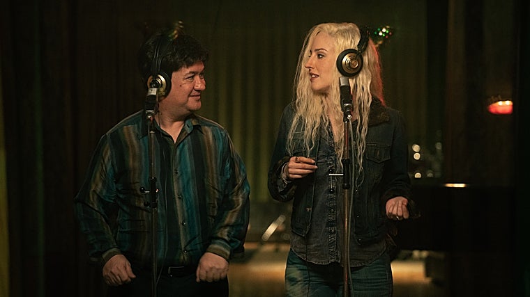 Un fotograma de 'Superestar' con Secun de la Rosa como Leonardo Dantés y Natalia Molina como Loly Álvarez