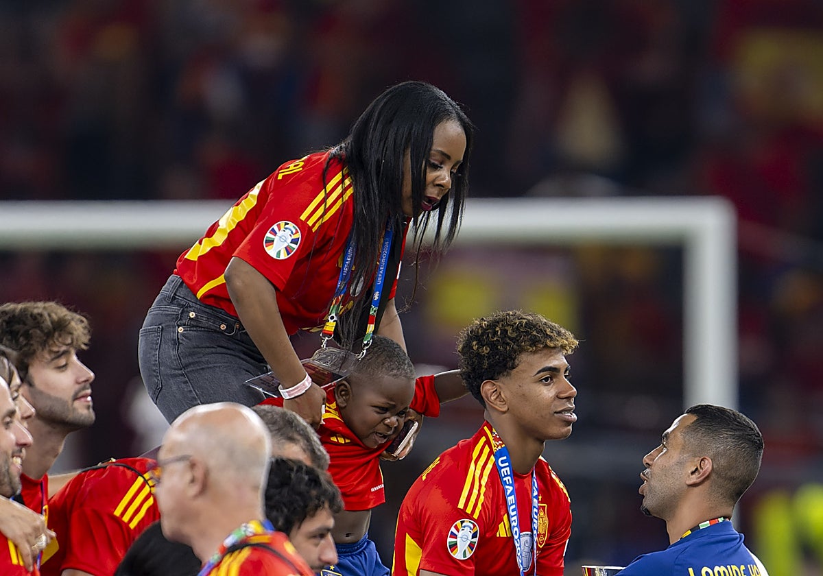 Sheila Ebana junto a su hijo menor apoyando a Lamine Yamal