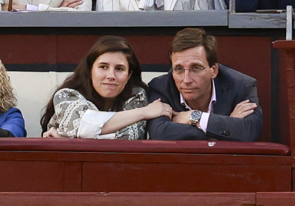 Primeras imágenes de José Luis Martínez-Almeida y Teresa Urquijo como padres: paseo con Lucas por las calles de Madrid