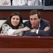 Primeras imágenes de José Luis Martínez-Almeida y Teresa Urquijo como padres: paseo con Lucas por las calles de Madrid