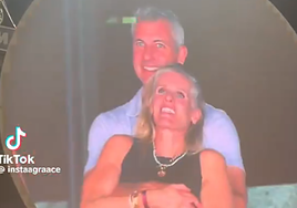 La 'kiss cam' de un concierto de Coldplay caza la infidelidad entre el CEO millonario de Astronomer y su jefa de recursos humanos