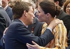 Todo sobre el bautizo del hijo de Almeida y Teresa Urquijo: discreción, invitados y el misterio de Irene Urdangarin