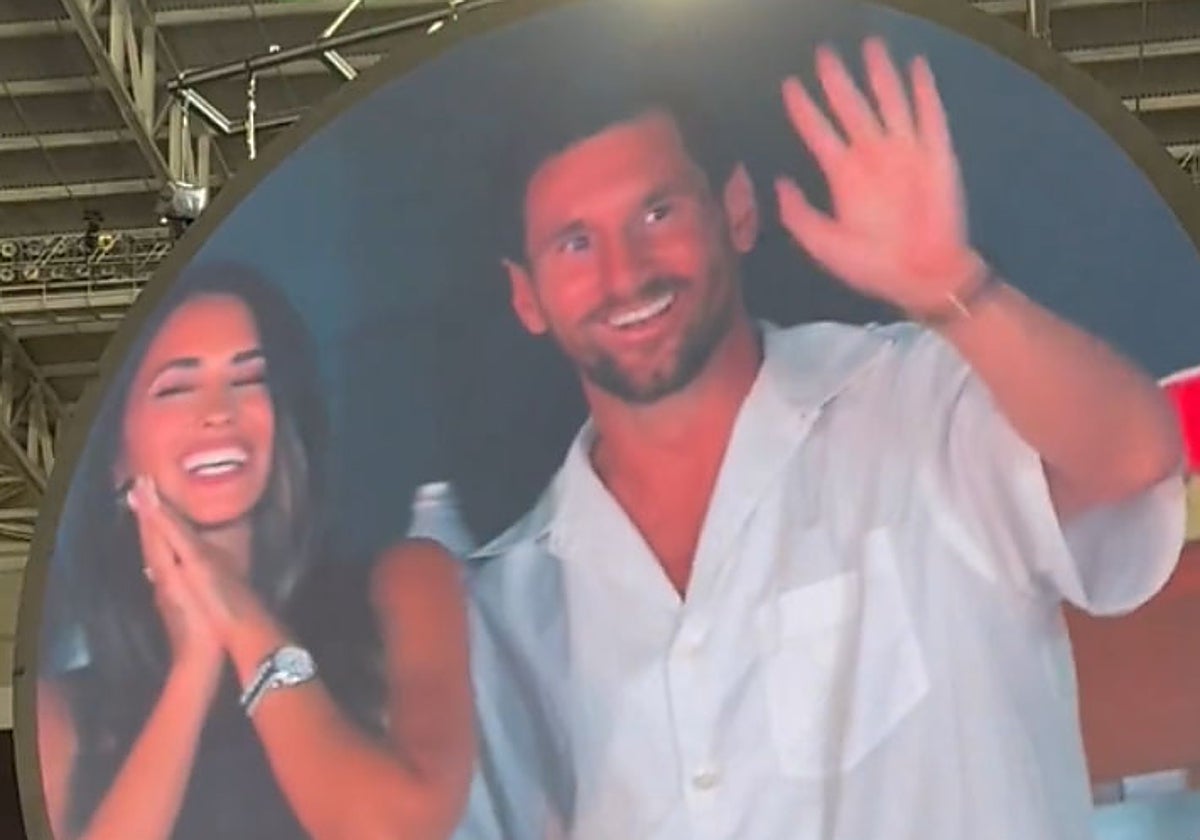 Messi y Antonella, durante el concierto de Cold Play en el momento de la 'kiss cam'.