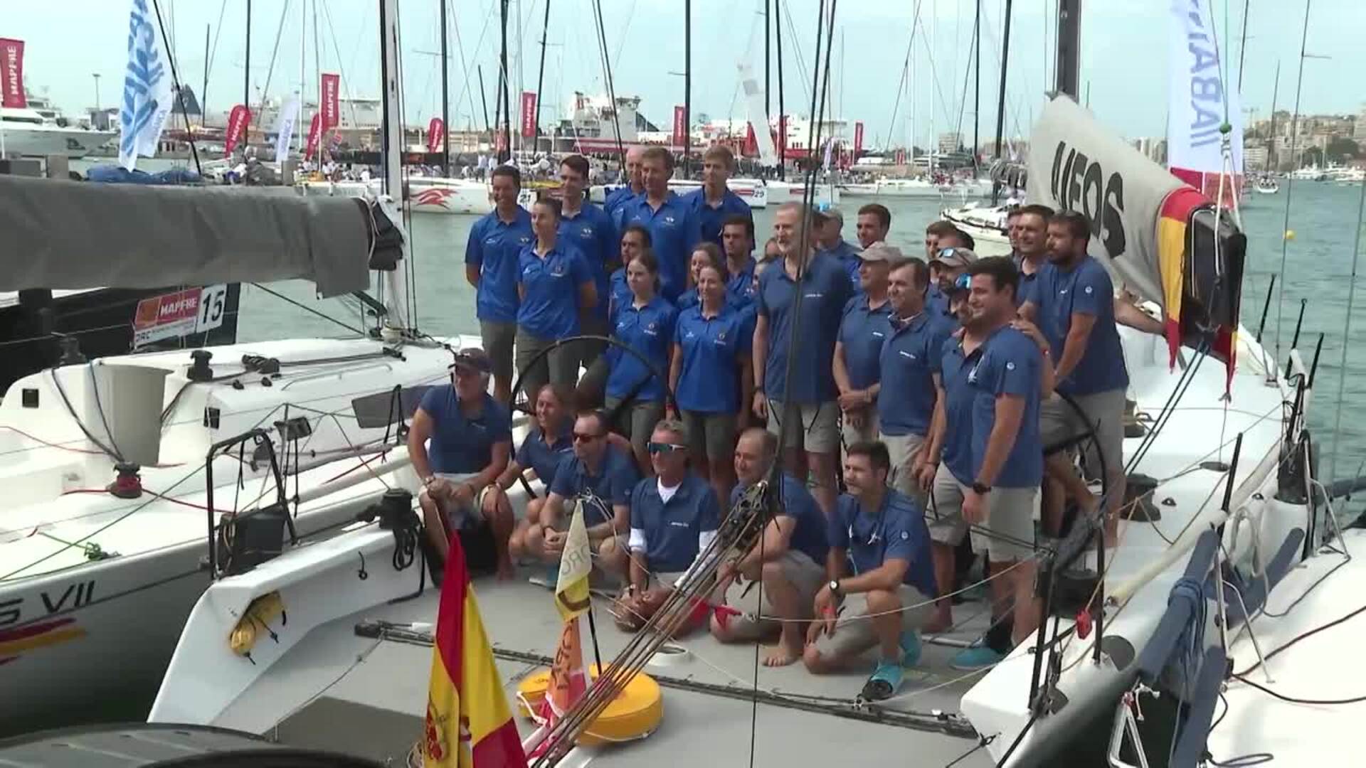 Felipe VI, descalzo y como uno más, al timón del Aifos en el estreno de la Copa del Rey de vela