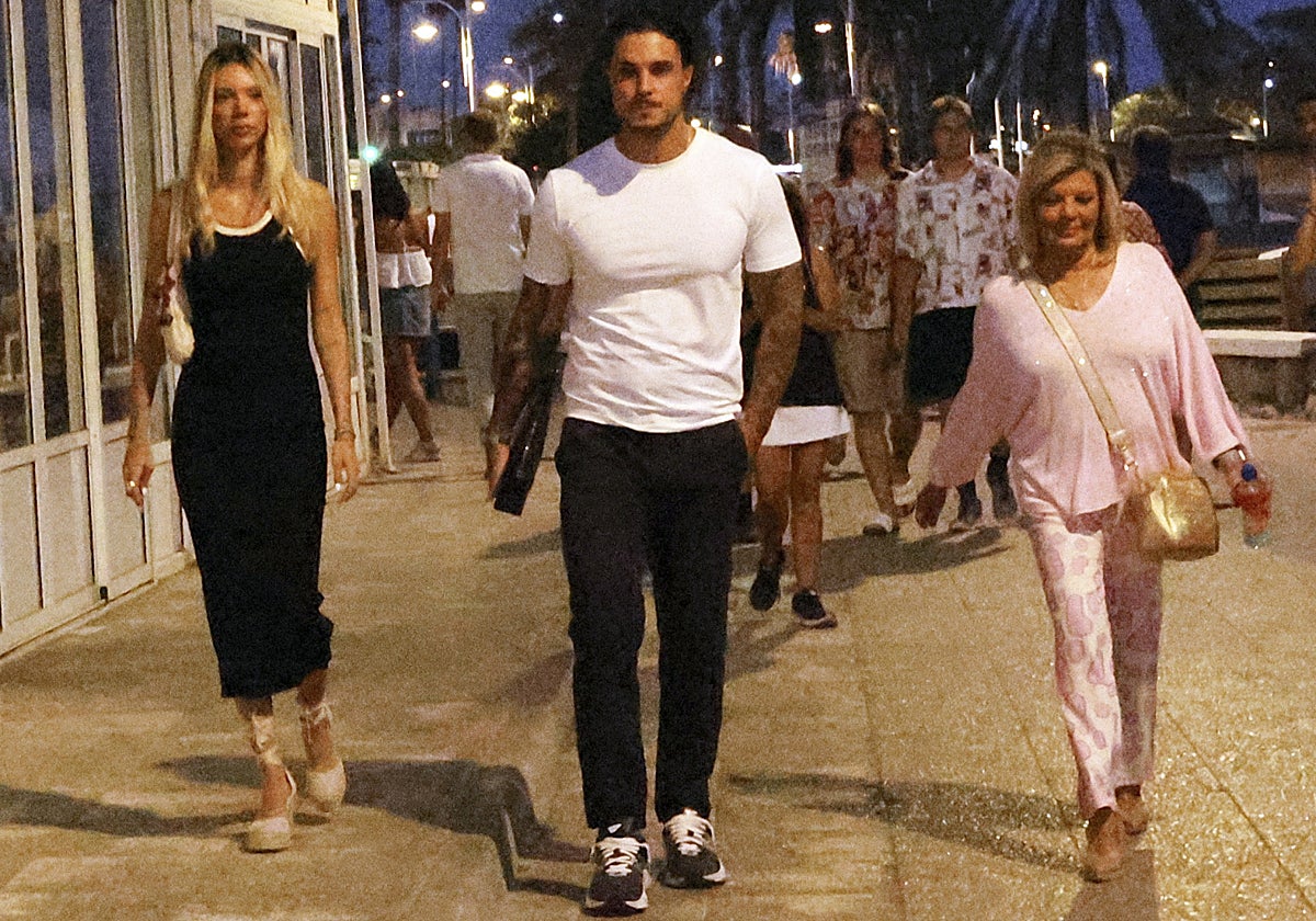 Alejandra Rubio, Carlo Costanzia y Terelu Campos, en su paseo por Málaga.