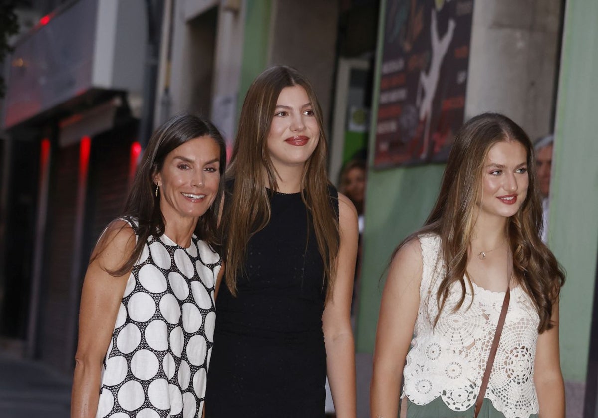 La Reina Letizia junto a sus hijas, la Princesa Leonor y la Infanta Sofía