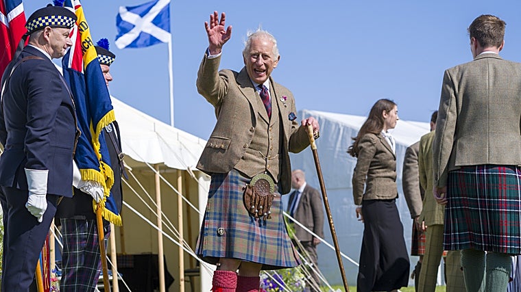 Carlos III reaparece en Escocia con bastón y alimenta nuevas especulaciones sobre su salud