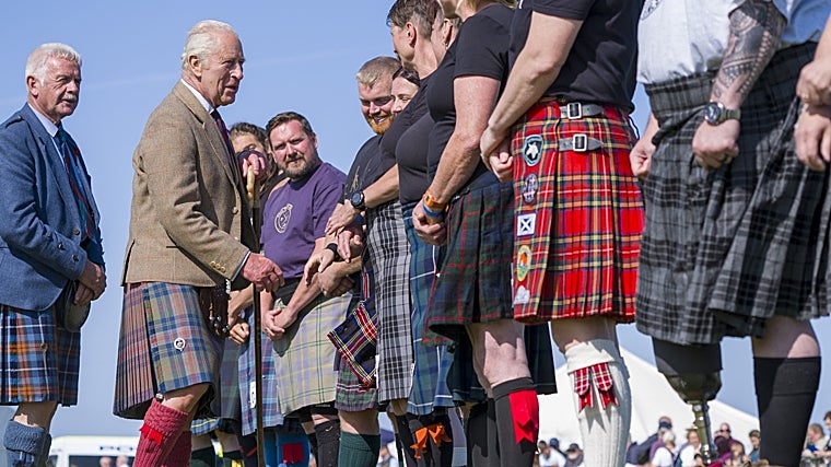 Carlos III reaparece en Escocia con bastón y alimenta nuevas especulaciones sobre su salud