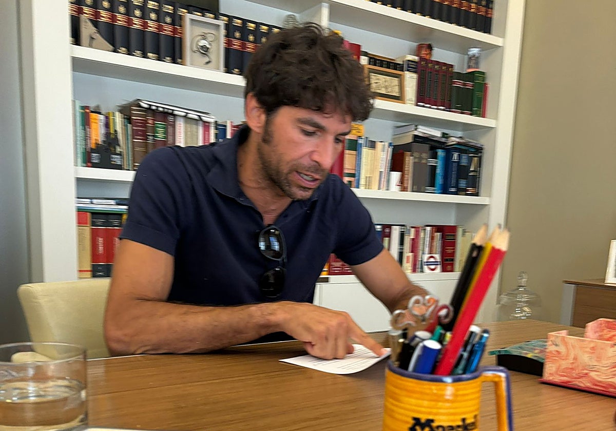 Cayetano Rivera Ordóñez, en el despacho de su letrado revisando y firmando el texto de la denuncia presentada